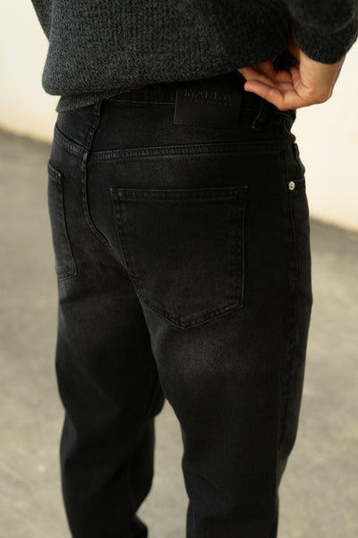STRAIGHT FIT JEANS - BLACK