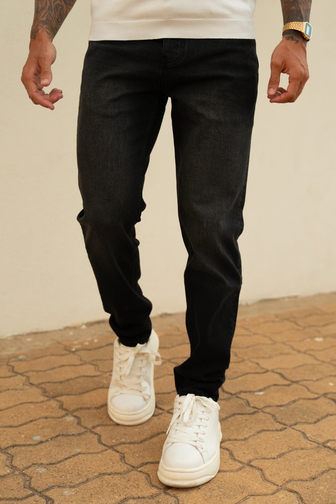 STRAIGHT FIT JEANS - BLACK
