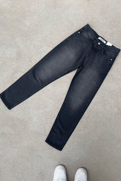 STRAIGHT FIT JEANS - BLACK