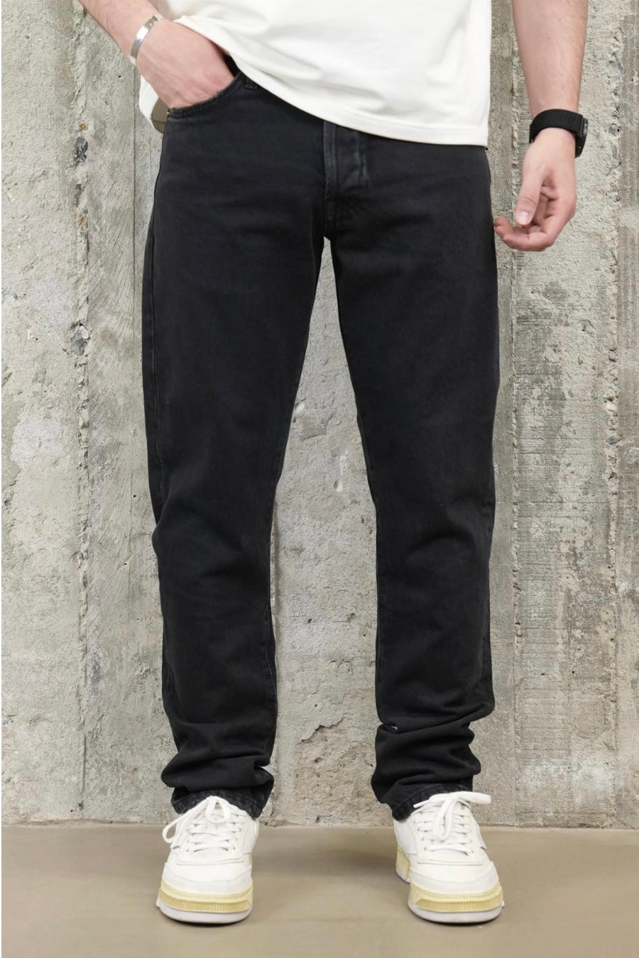 STRAIGHT FIT JEANS - BLACK